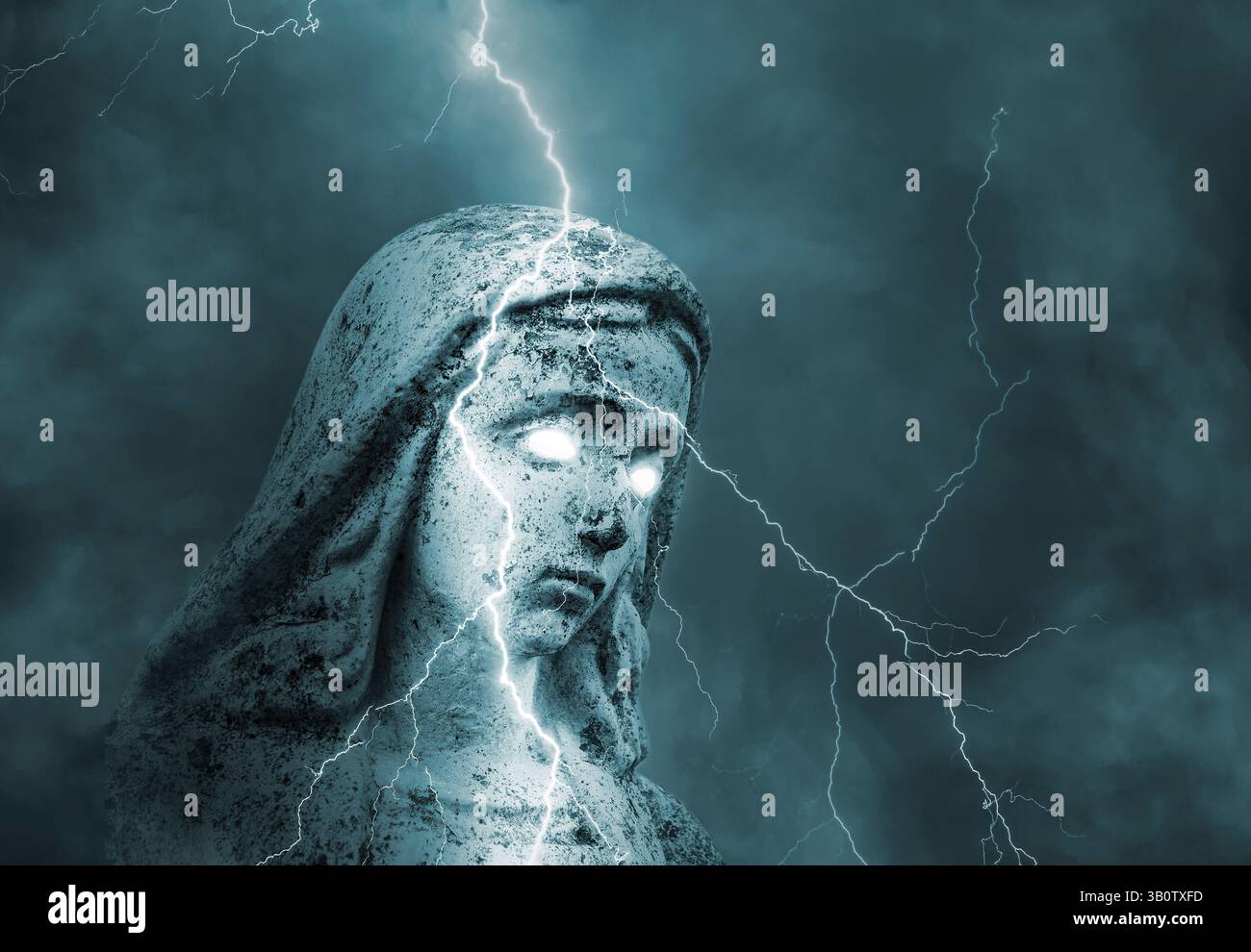 Statua della Vergine Maria sacra con occhi brillanti colpiti da un fulmine in un cielo tempestoso Foto Stock