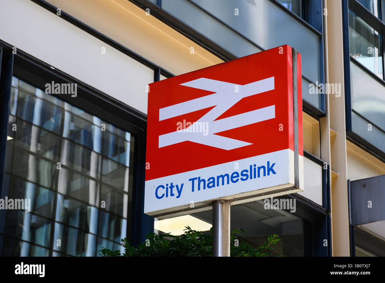 Londra, Regno Unito - 3 aprile 2025; cartello ferroviario a doppia freccia alla stazione ferroviaria di London City Thameslink Foto Stock