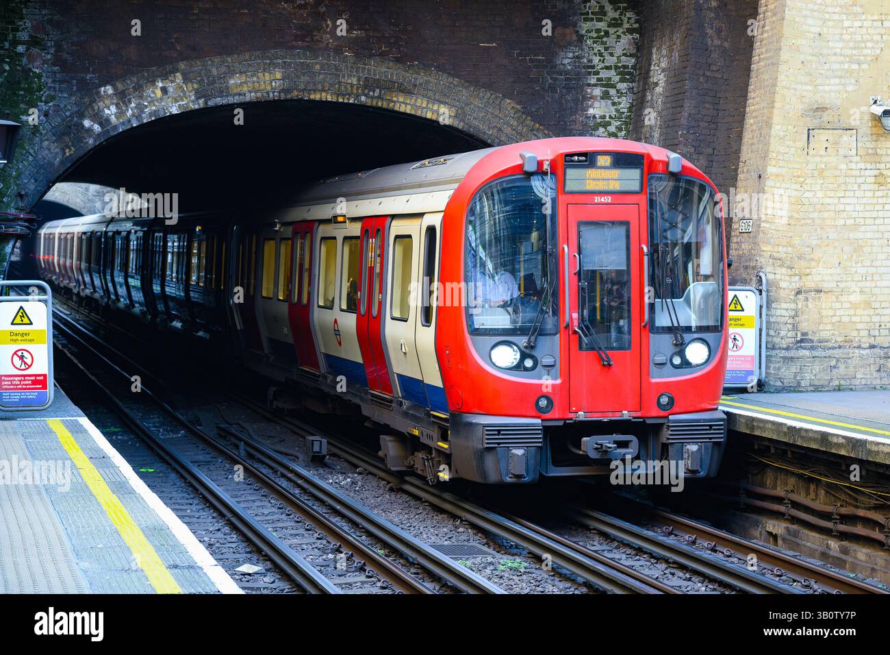 Londra, Regno Unito - 3 aprile 2025; metropolitana District Line S7 che entra nella stazione di Paddington Foto Stock