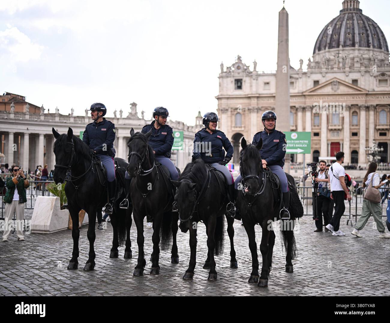 ROM, Vatikan 24.04.2025 Trauer nach dem Tod von Papst Franziskus I. Petersplatz, vier berittene Polizisten am Eingang zum Petersplatz *** Roma, Vaticano 24 04 2025 lutto dopo la morte di Papa Francesco i Piazza San Pietro, quattro poliziotti a cavallo all'ingresso di Piazza San Pietro Foto Stock