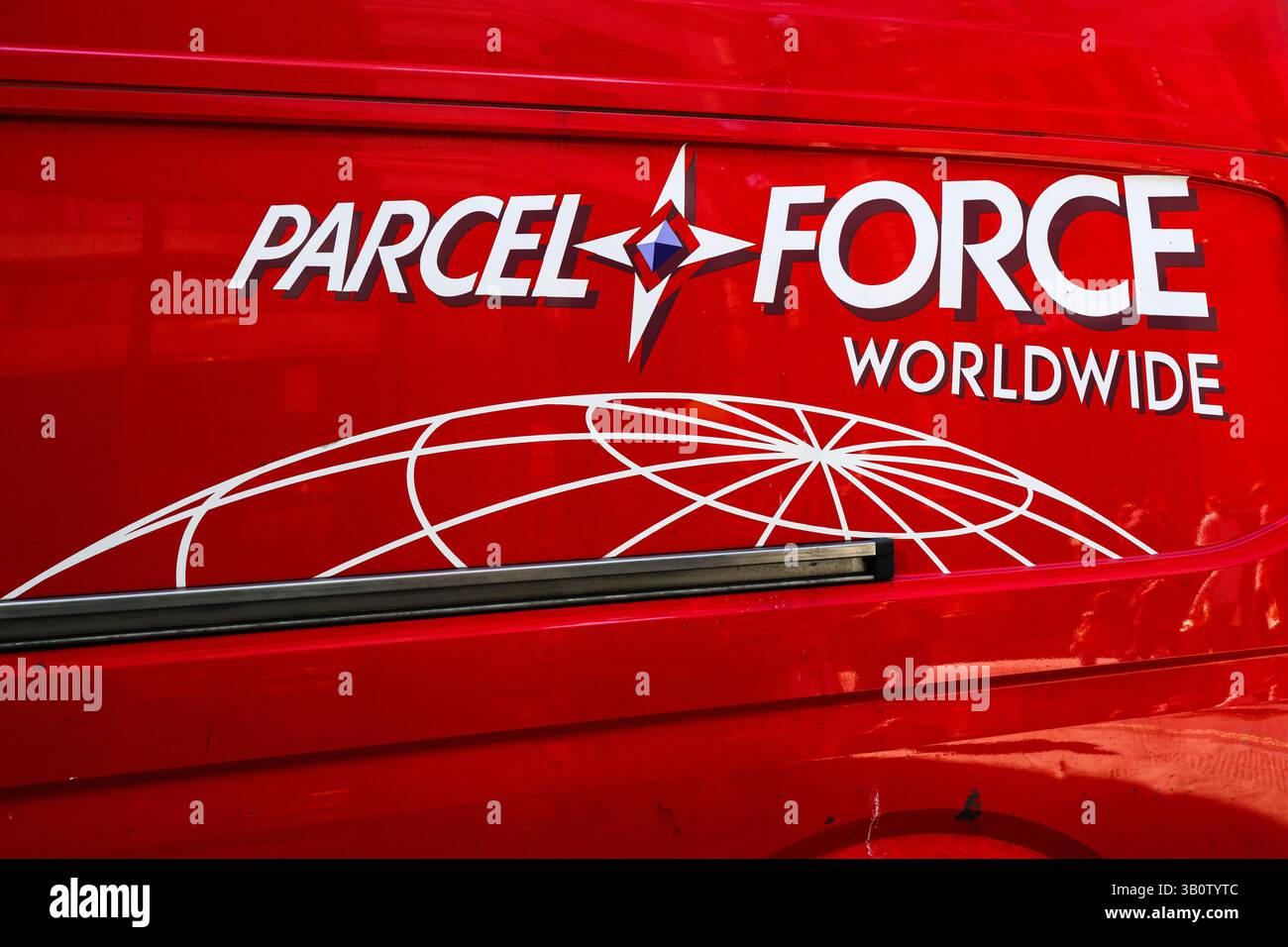 Londra, Regno Unito - 2 aprile 2025; furgone rosso con segno e logo per Parcelforce Worldwide Foto Stock