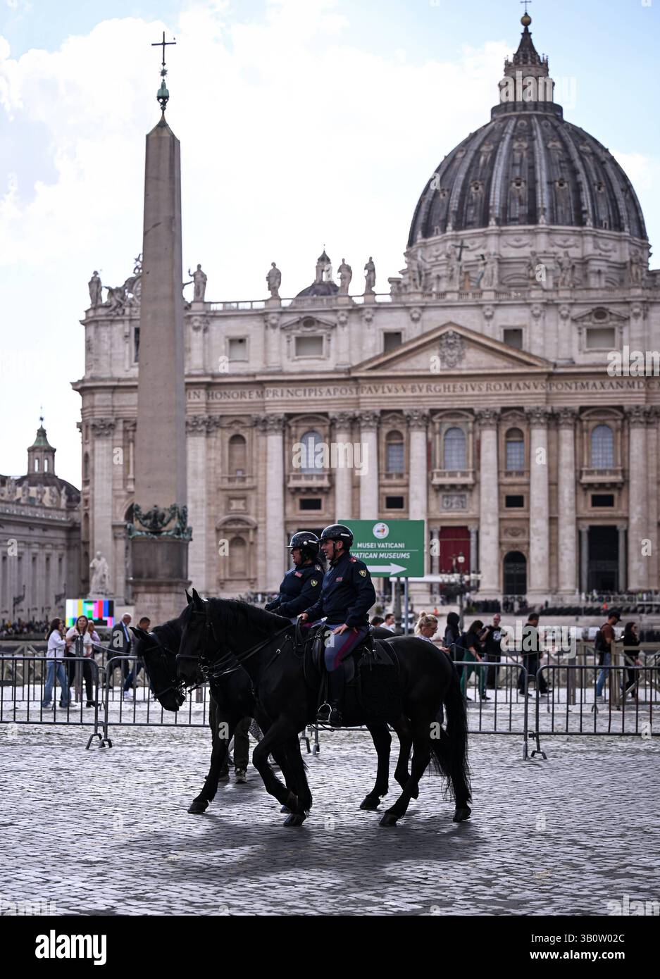 ROM, Vatikan 24.04.2025 Trauer nach dem Tod von Papst Franziskus I. Petersplatz, zwei berittene Polizisten am Rande des Petersplatz. *** Roma, Vaticano 24 04 2025 lutto dopo la morte di Papa Francesco i Piazza San Pietro, due poliziotti a cavallo ai margini di Piazza San Pietro Foto Stock