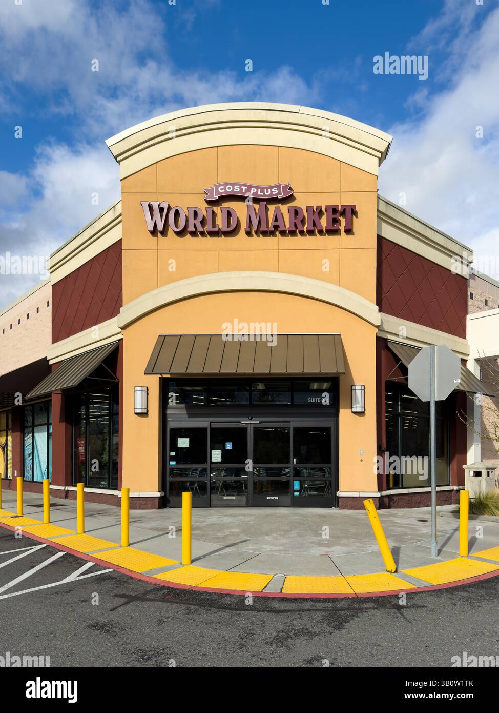 Bellevue, Washington, USA - 8 aprile 2025; ingresso al World Market e facciata con cartello Foto Stock