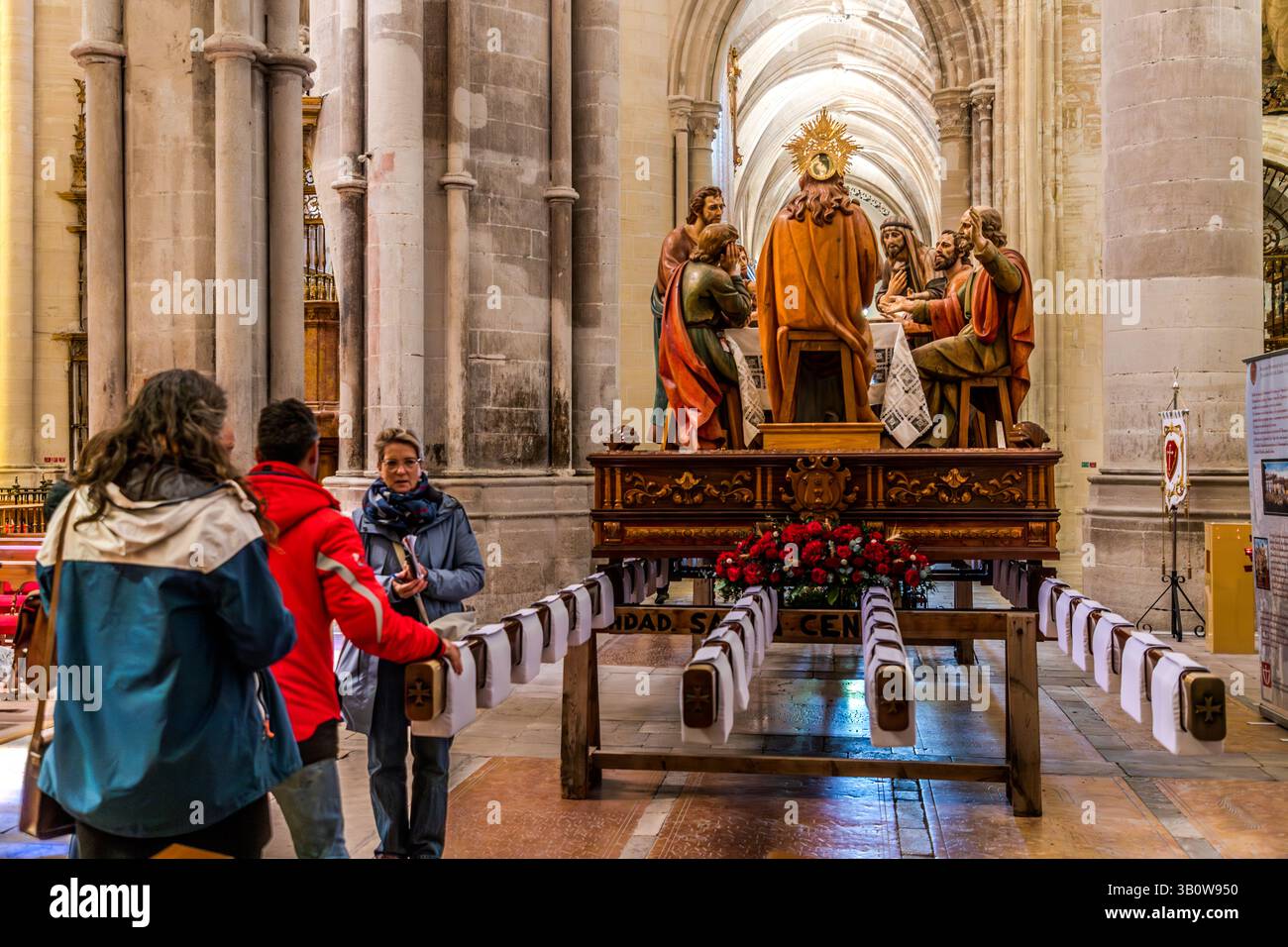 La rappresentazione della scena dell'ultima cena nella Cattedrale di Cuenca. I visitatori contemplano la rappresentazione religiosa sul Paso de la Hermanidad de la Santa cena. Calle San Martín A, Cuenca, Castilla-la Mancha, Spagna Foto Stock