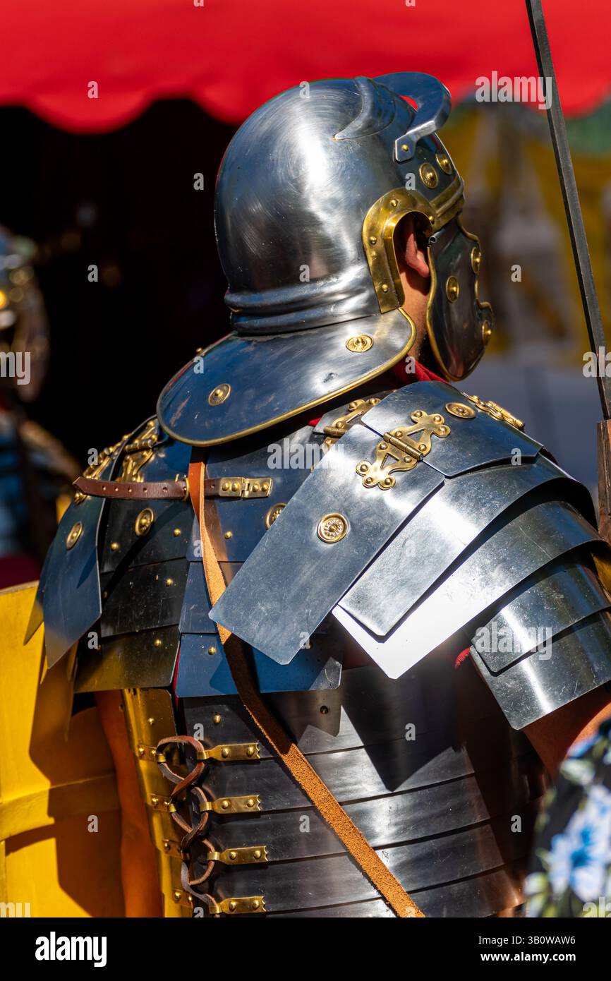 vista ravvicinata di un casco militare romano e di un'armatura a spalla Foto Stock