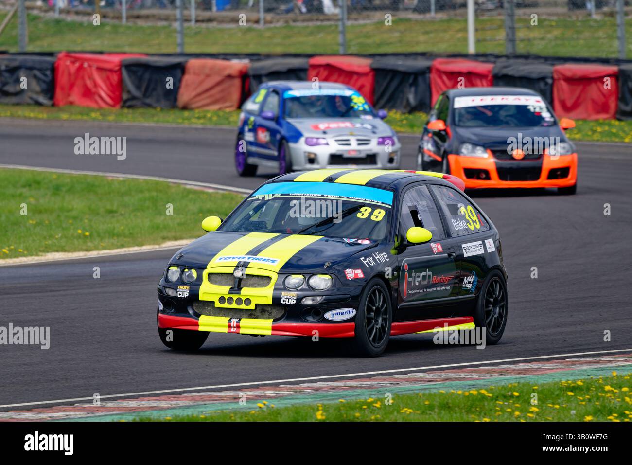 James Blake gareggia con la sua MG ZR nel CCRC Saloon Car Championship al Castle Combe Circuit nel Wiltshire Foto Stock