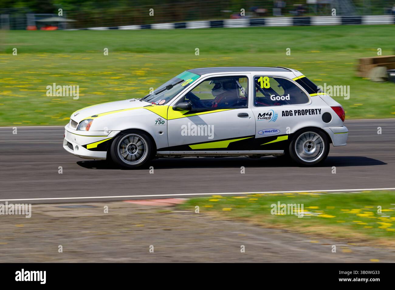 Roger Good corre la sua Ford Fiesta bianca nel CCRC Saloon Car Championship a Castle Combe nel Wiltshire Foto Stock