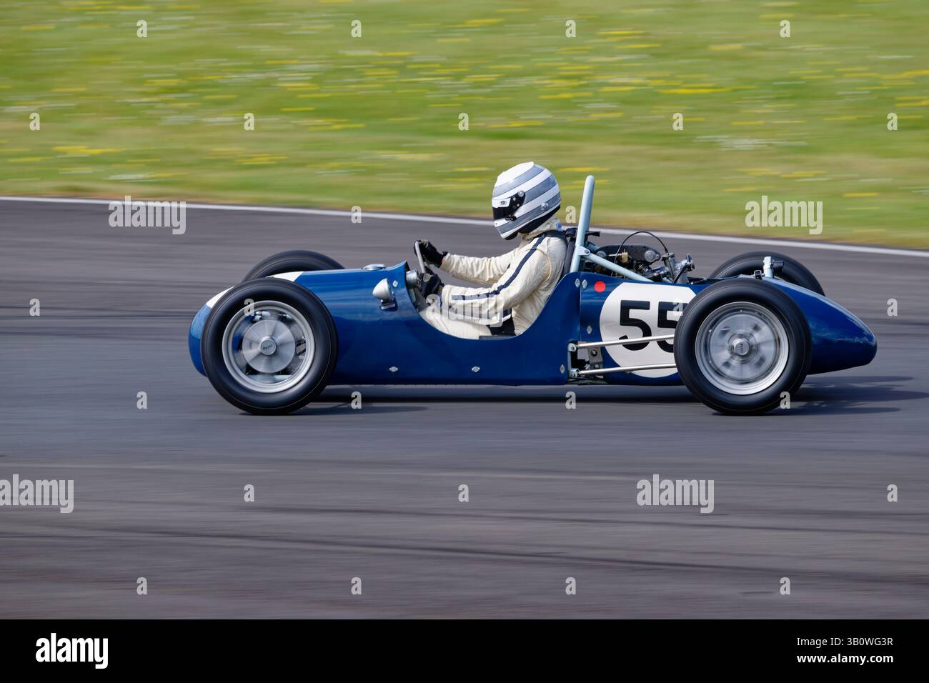 Jimmy May gareggia con la sua elegante Petty 500 F3 da 1955 500 CC blu alla gara della 500 Owners Association a Castle Combe nel Wiltshire Foto Stock