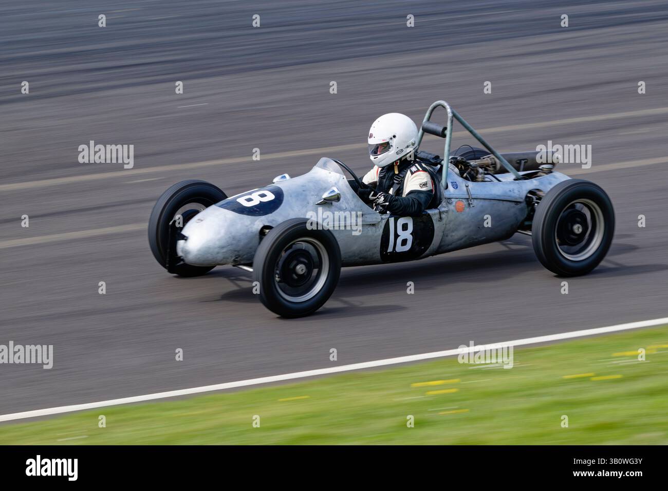 Hamish Cameron Everleigh gareggia con la sua vettura Cooper Mk8 Racing da 1954 500 cc all'Howards Day Race Meeting tenutosi a Castle Combe nel Wiltshire Foto Stock
