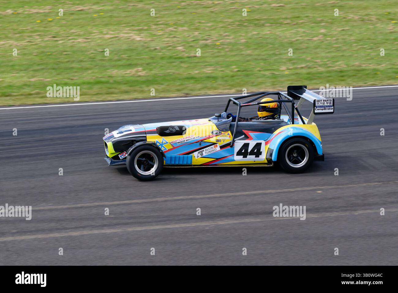 Damian Longotano gareggia con la sua vettura sportiva Westfield se nel campionato CCRC GT al Castle Combe Circuit nel Wiltshire Foto Stock