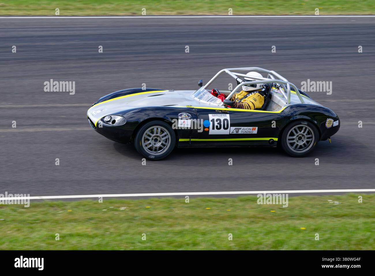 Doug Forbes gareggia con la sua vettura sportiva Ginetta G20 nel campionato CCRC GT al Castle Combe Circuit nel Wiltshire Foto Stock