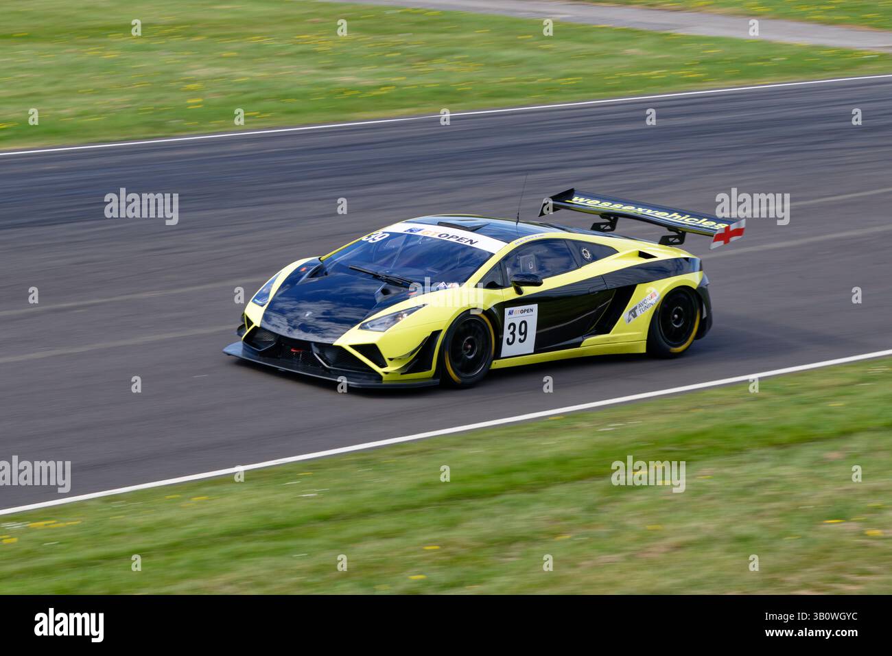 Craig Dolby si sta dirigendo verso una vittoria dominante con la sua Lamborghini Gallardo GT gialla e nera al Castle Combe Howards Day Race Meeting. Foto Stock