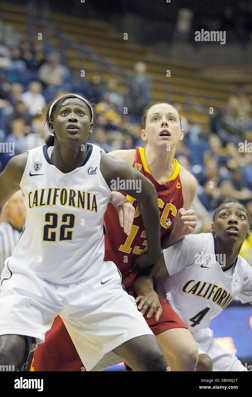 20 gennaio 2011 durante la partita di pallacanestro femminile NCAA tra USC Trojans vs Cal Bears C # 22 Rama N' diaye e # 4 Eliza Pierre Block Out USC # 13 Kari LaPlante presso Hass Pavilion Berkeley California (Credit Image: © Thurman James/Cal Sport Media/ZUMAPRESS.com) Foto Stock