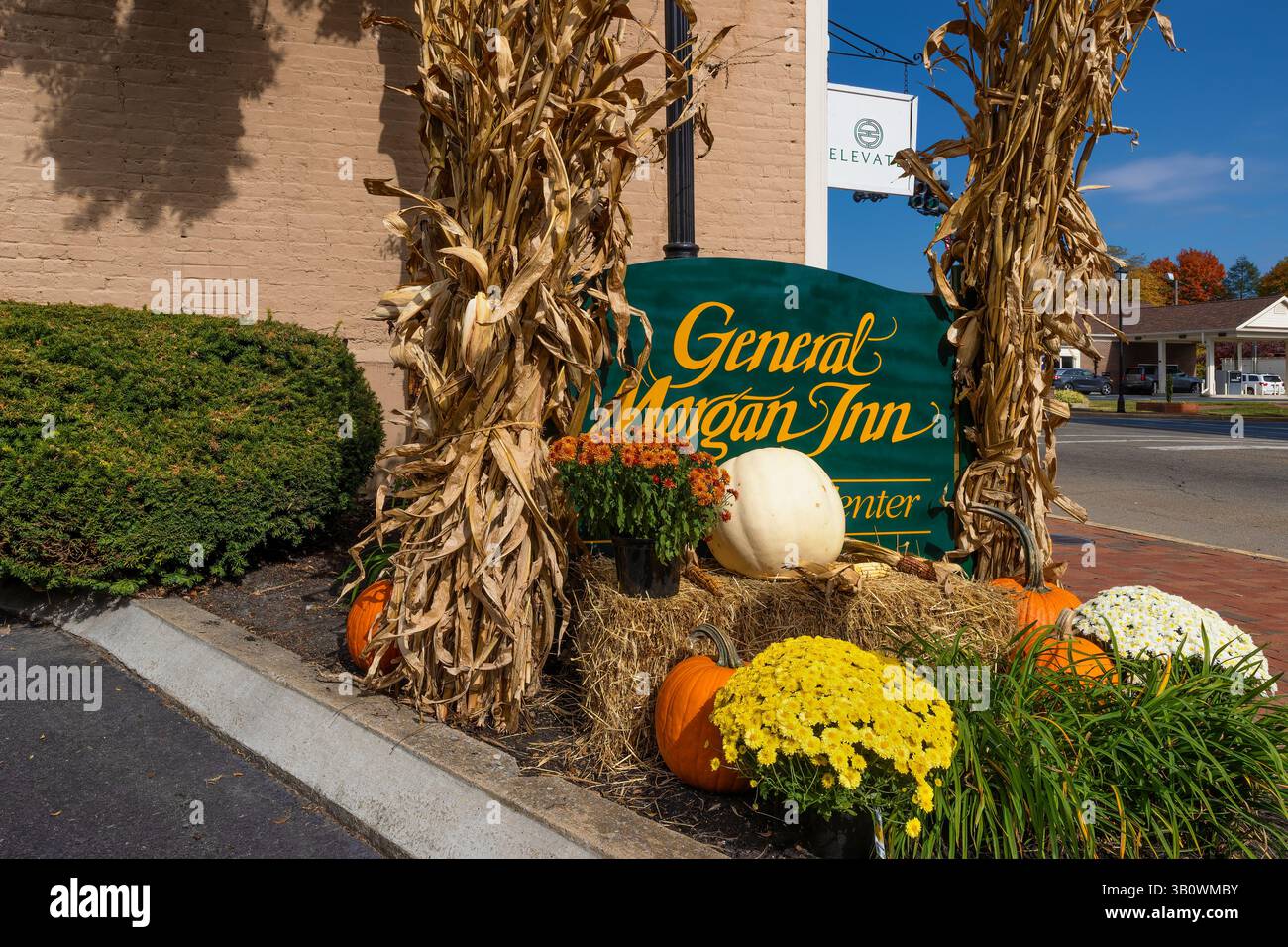 Greenville, Tennessee, Stati Uniti - 25 ottobre 2024: Decorazioni autunnali all'aperto di fronte all'insegna dello storico General Morgan Inn. Foto Stock