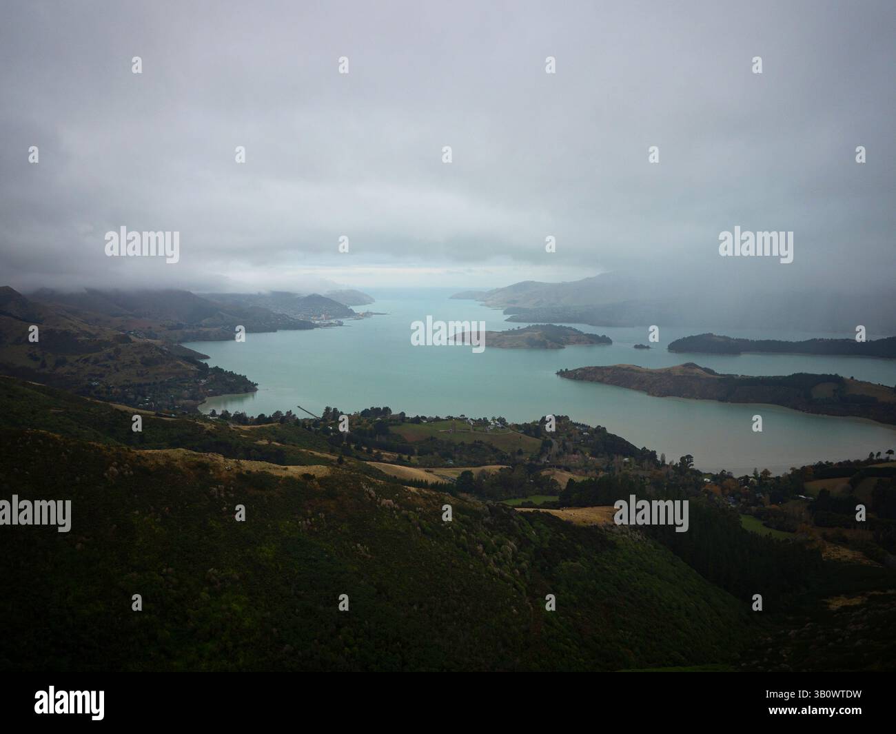 Lyttelton Harbour Whakaraupo Insenation Lake Bay con Quail Island Otamahua, panorama naturale visto dalla riserva panoramica Kennedys Bush Banks Peninsu Foto Stock