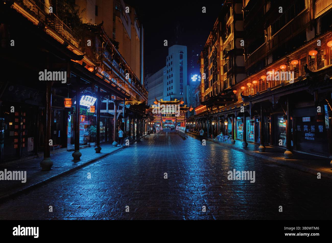 Tradizionale strada cinese in lastra di pietra illuminata di notte nella provincia di Duyun Guizhou Foto Stock