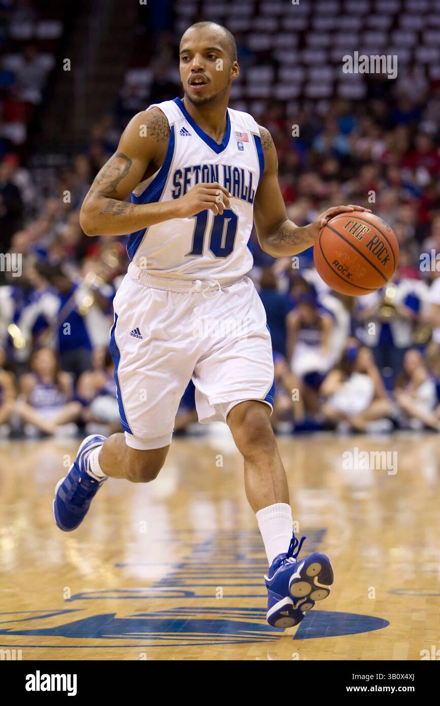 22 gennaio 2011: I Seton Hall Pirates guardano Jordan Theodore (10) in azione con la palla durante la partita di basket NCAA tra i Rutgers Scarlet Knights e i Seton Hall Pirates al Prudential Center di Newark, New Jersey. (Immagine di credito: © Chris Szagola/Cal Sport Media/ZUMAPRESS.com) Foto Stock
