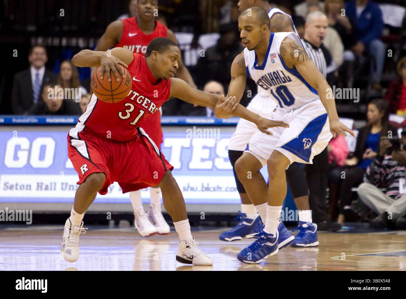 22 gennaio 2011: La guardia dei Rutgers Scarlet Knights Mike Coburn (31) in azione contro i Seton Hall Pirates la guardia Jordan Theodore (10) durante la partita di basket NCAA tra i Rutgers Scarlet Knights e i Seton Hall Pirates al Prudential Center di Newark, New Jersey. (Immagine di credito: © Chris Szagola/Cal Sport Media/ZUMAPRESS.com) Foto Stock