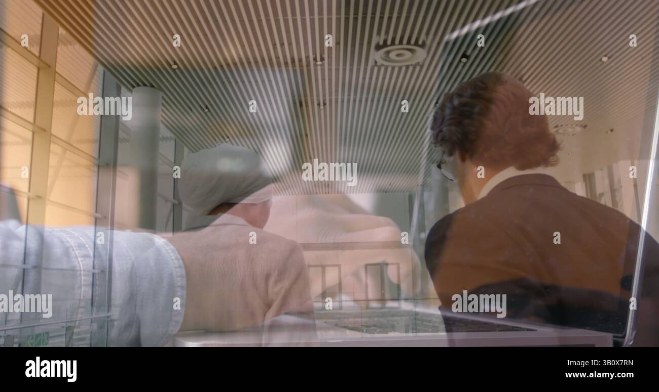 Immagine di uomini che usano il computer su due diversi uomini d'affari Foto Stock