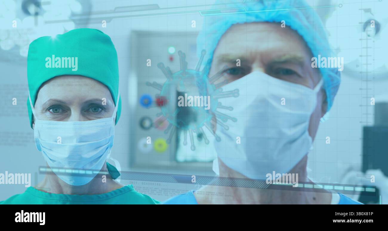 Osservazione di chirurghi mascherati che analizzano i dati dei virus digitali in sala operatoria, con display olografico Foto Stock