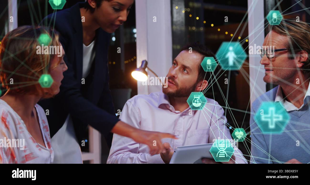 Immagine di una rete di connessioni con icone su diversi uomini d'affari in ufficio Foto Stock