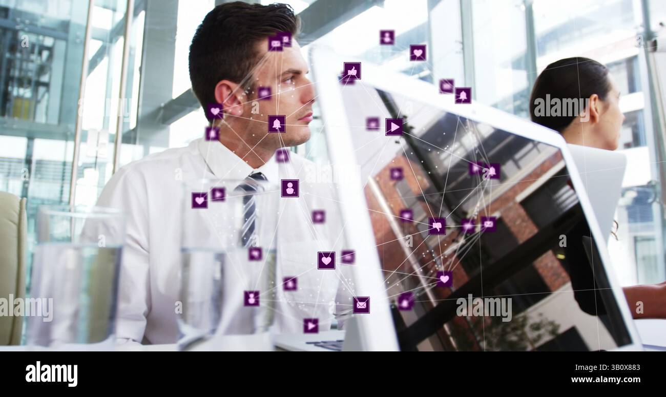 Immagine di una rete di connessioni con icone su diversi uomini d'affari in ufficio Foto Stock