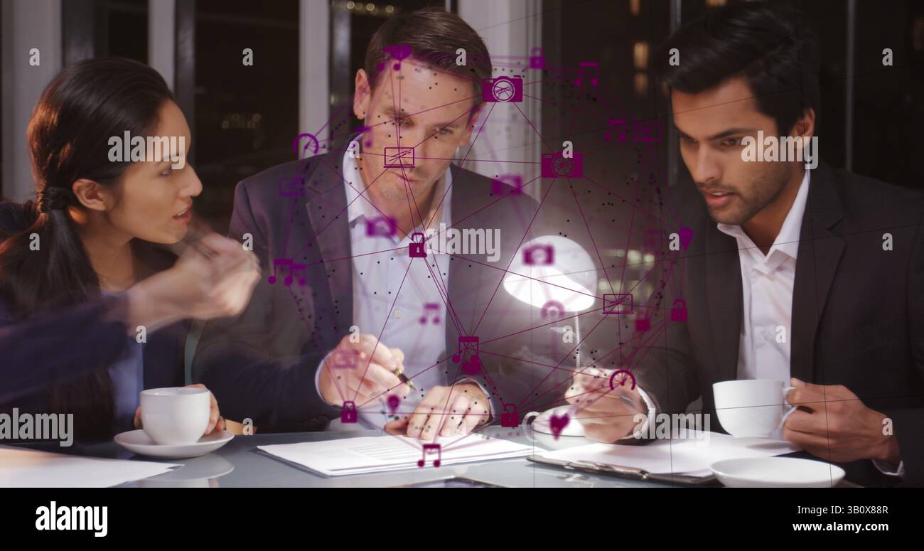 Immagine di una rete di connessioni con icone su diversi uomini d'affari in ufficio Foto Stock