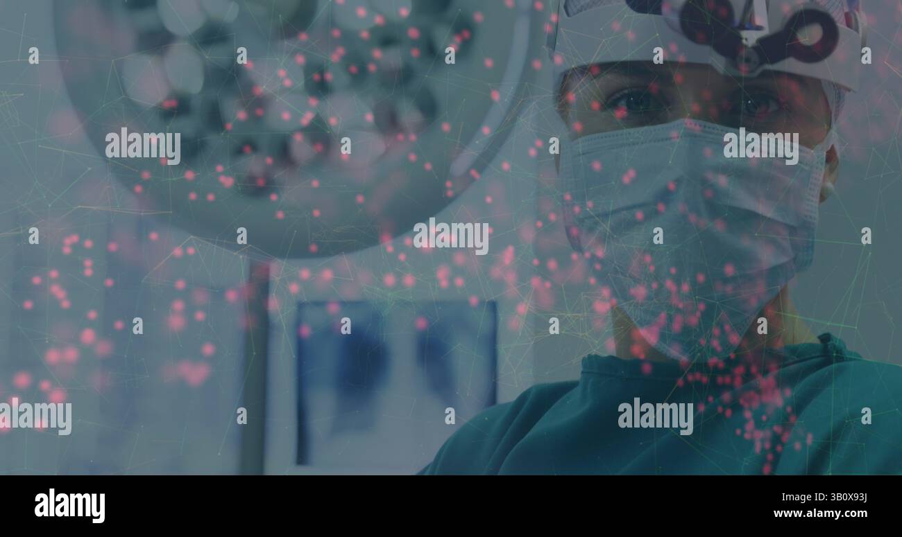 Chirurgo donna che indossa maschera e scrub all'interno O con faro e mascherina, spazio di copia Foto Stock