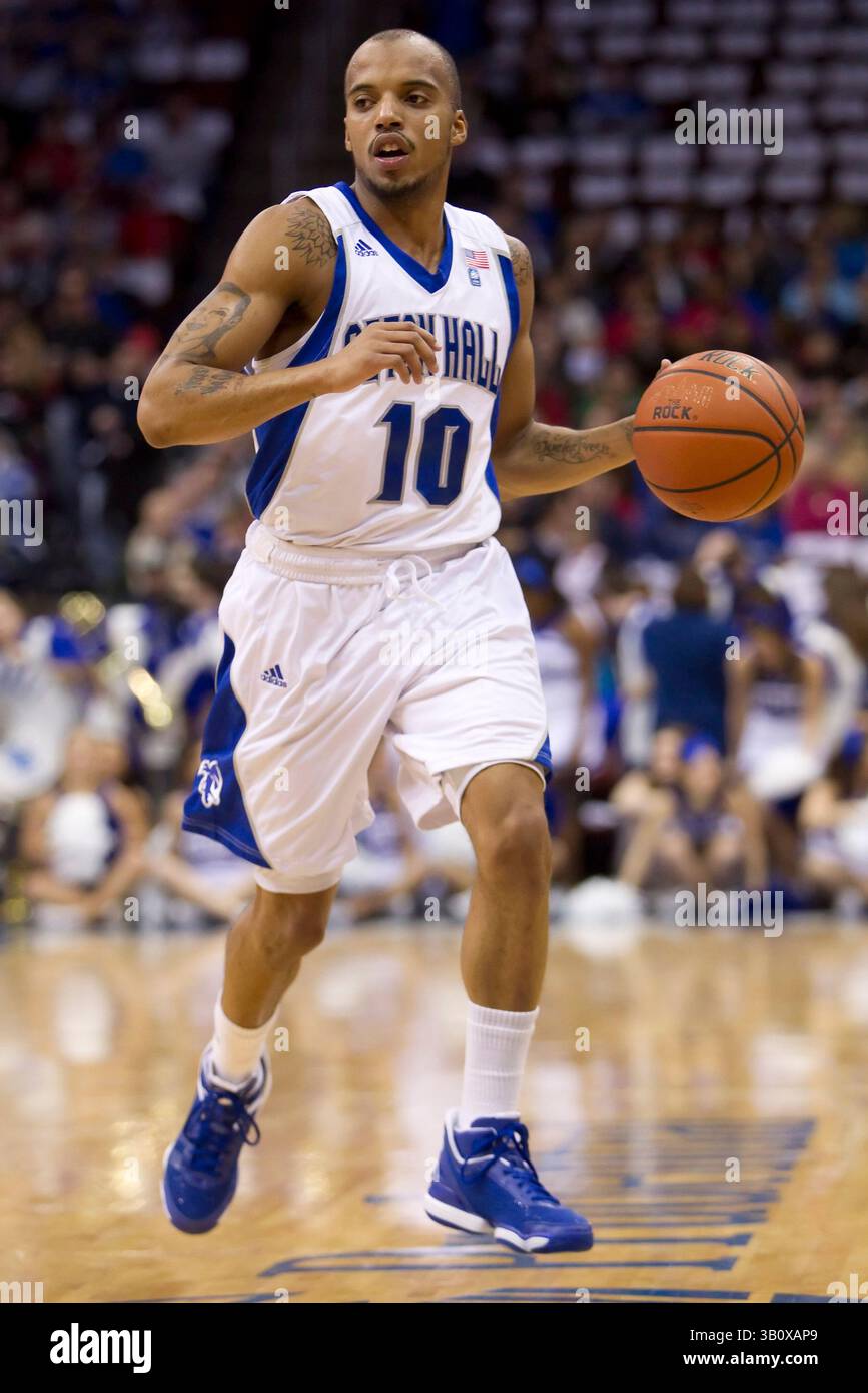 22 gennaio 2011: I Seton Hall Pirates guardano Jordan Theodore (10) in azione con la palla durante la partita di basket NCAA tra i Rutgers Scarlet Knights e i Seton Hall Pirates al Prudential Center di Newark, New Jersey. The Scarlet Knights Beat the Pirates, 66-60.(immagine di credito: © Chris Szagola/Cal Sport Media/ZUMAPRESS.com) Foto Stock