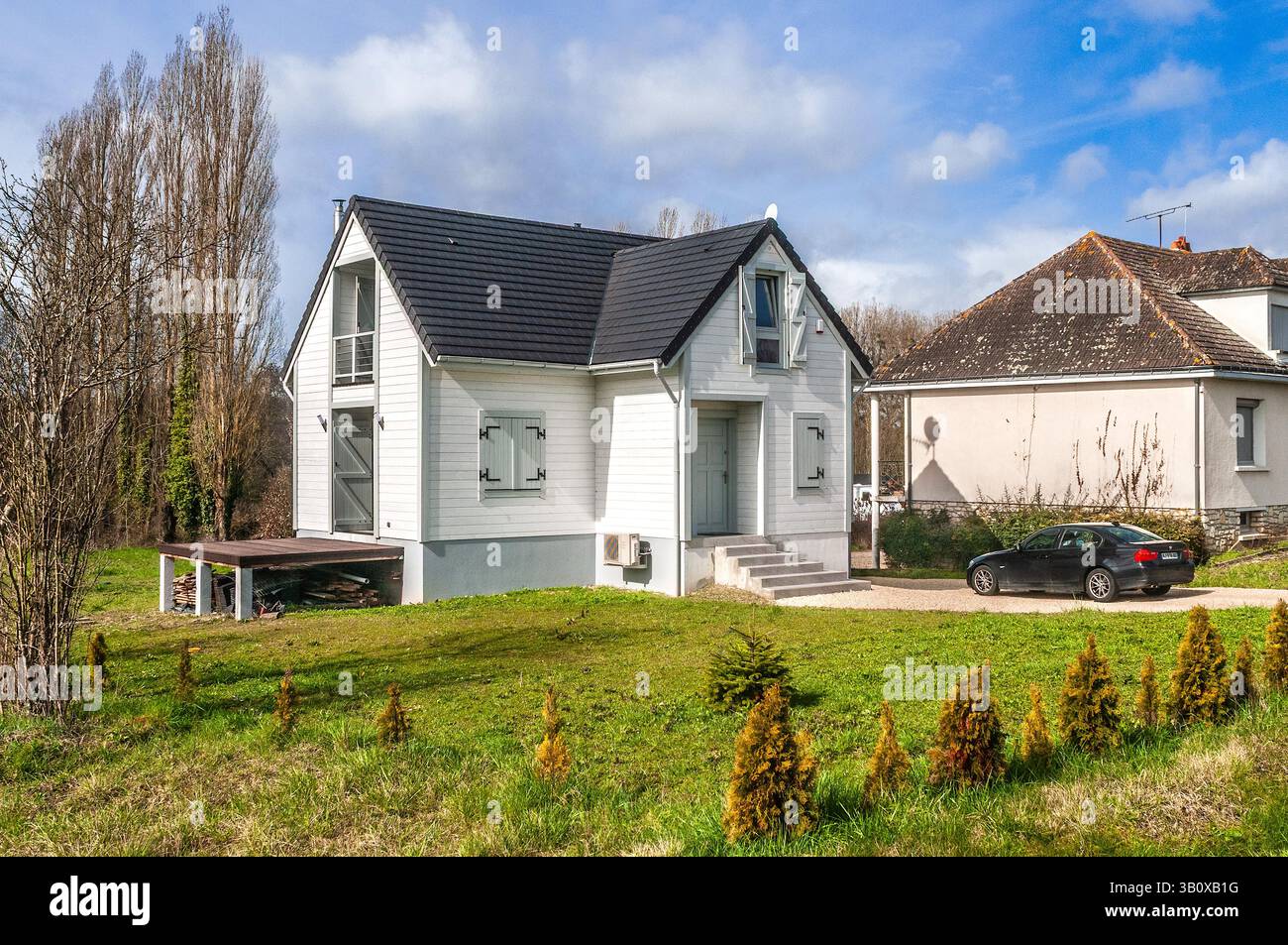 Nuova casa indipendente moderna con rivestimento in PVC impermeabile e isolante - Preuilly-sur-Claise, Indre-et-Loire (37), Francia. Foto Stock