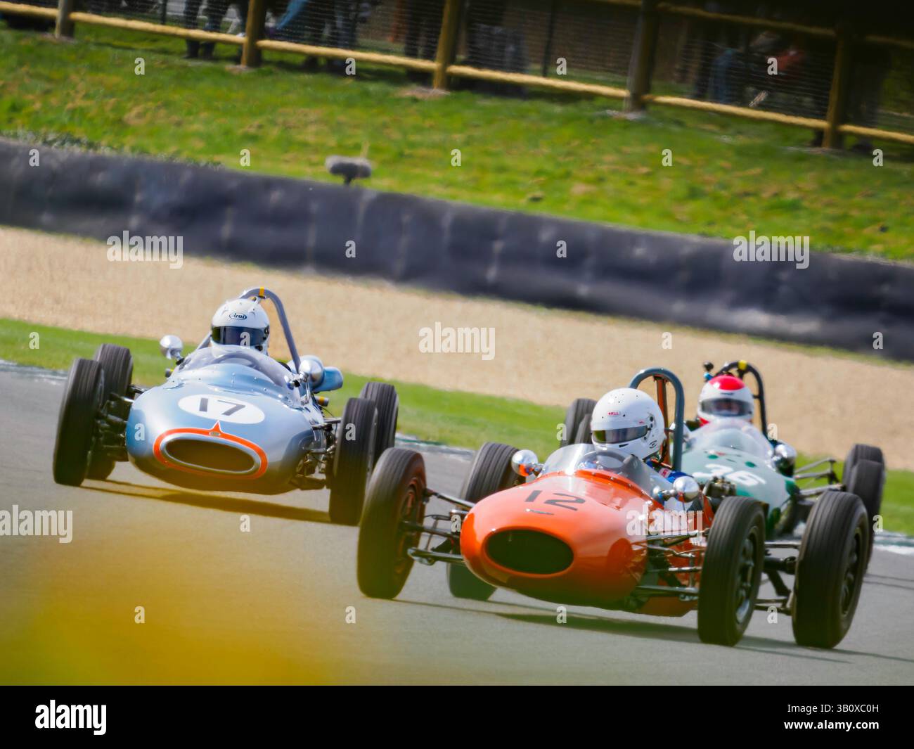 Tre auto da corsa di Formula Junior al 82 Member Meeting, Goodwood Motor Circuit, West Sussex UK Foto Stock