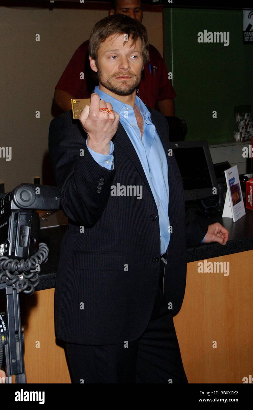 19 FEB. 2008 - NEW YORK, NEW YORK, STATI UNITI - STEVE ZAHN TRATTA GLI SPETTATORI DEL CINEMA CON BIGLIETTI E SPUNTINI CON CARTA DI DEBITO WAMU MASTER CON PASS A PAGAMENTO 42. ST.), NYC, 02-19-2008. - 2008..STEVE ZAHN.I13010KBA.(immagine di credito: © Ken Babolocsay/Globe Photos/ZUMAPRESS.com) Foto Stock