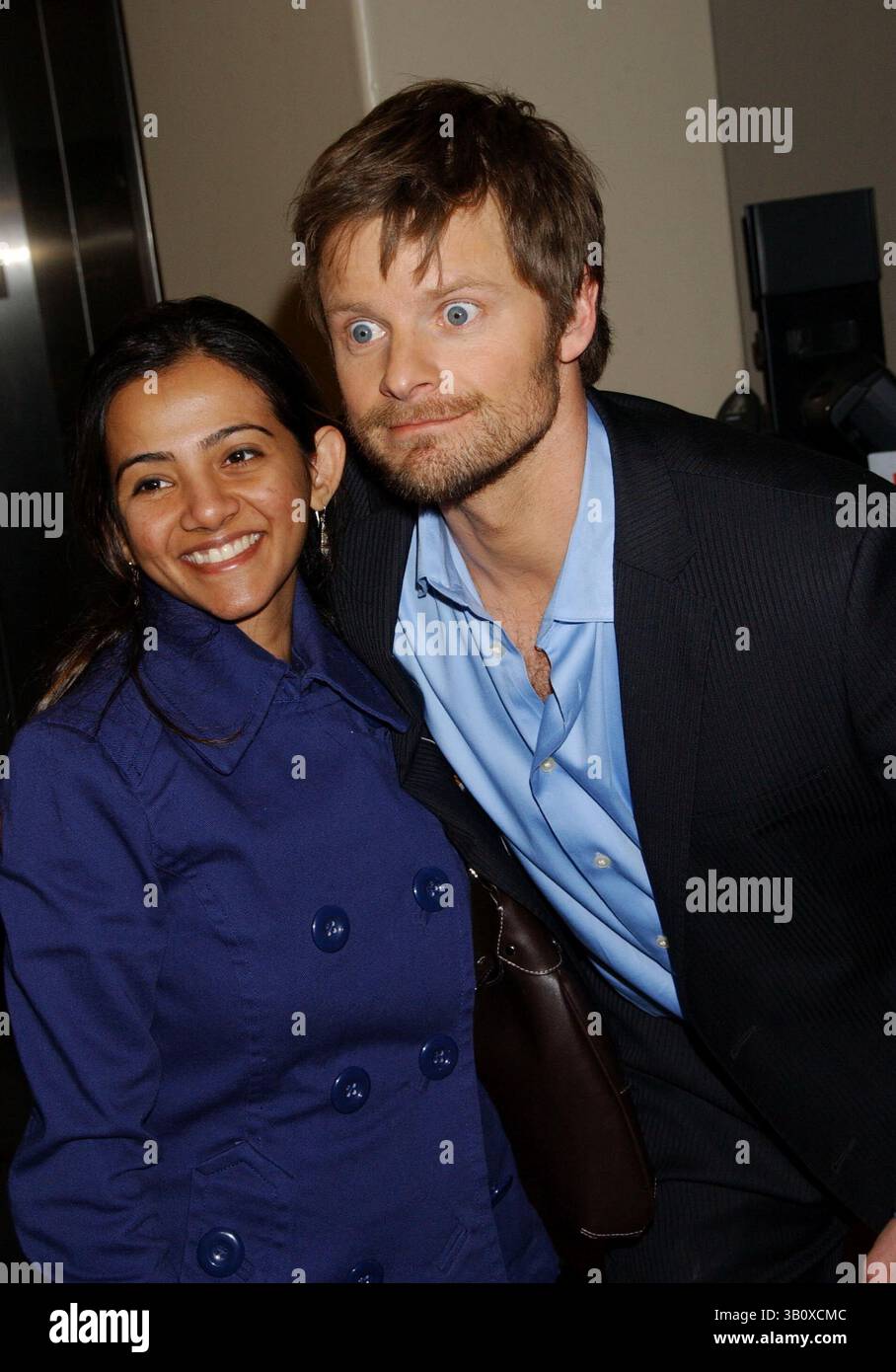 19 FEB. 2008 - NEW YORK, NEW YORK, STATI UNITI - STEVE ZAHN TRATTA GLI SPETTATORI DEL CINEMA CON BIGLIETTI E SPUNTINI CON CARTA DI DEBITO WAMU MASTER CON PASS A PAGAMENTO 42. ST.), NYC, 02-19-2008. - 2008..STEVE ZAHN.I13010KBA.(immagine di credito: © Ken Babolocsay/Globe Photos/ZUMAPRESS.com) Foto Stock