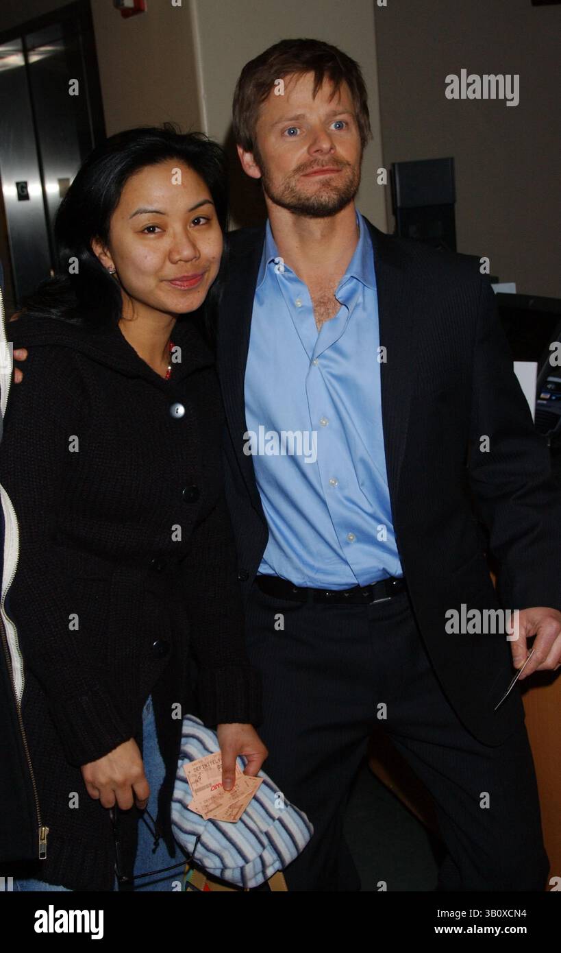 19 FEB. 2008 - NEW YORK, NEW YORK, STATI UNITI - STEVE ZAHN TRATTA GLI SPETTATORI DEL CINEMA CON BIGLIETTI E SPUNTINI CON CARTA DI DEBITO WAMU MASTER CON PASS A PAGAMENTO 42. ST.), NYC, 02-19-2008. - 2008..STEVE ZAHN.I13010KBA.(immagine di credito: © Ken Babolocsay/Globe Photos/ZUMAPRESS.com) Foto Stock