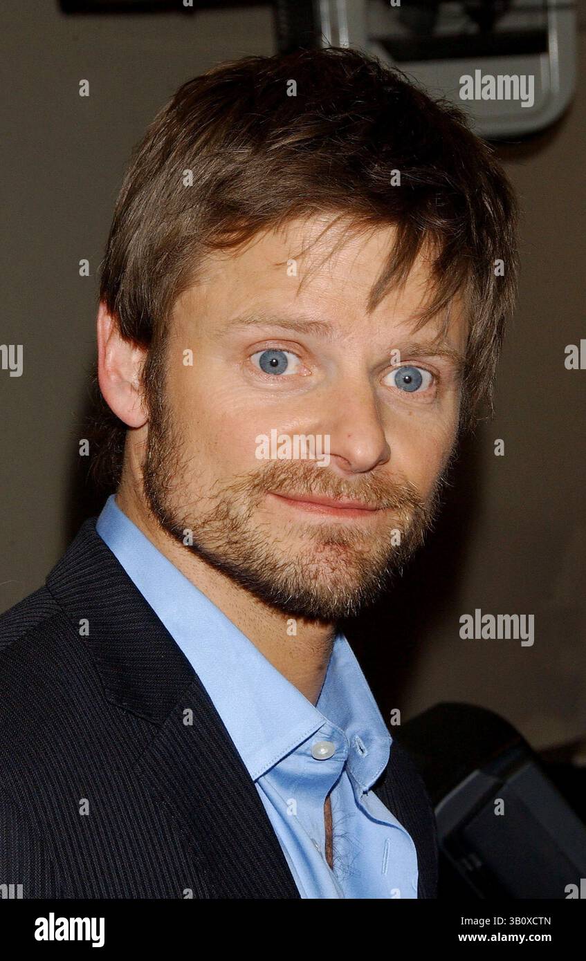 19 FEB. 2008 - NEW YORK, NEW YORK, STATI UNITI - STEVE ZAHN TRATTA GLI SPETTATORI DEL CINEMA CON BIGLIETTI E SPUNTINI CON CARTA DI DEBITO WAMU MASTER CON PASS A PAGAMENTO 42. ST.), NYC, 02-19-2008. - 2008..STEVE ZAHN.I13010KBA.(immagine di credito: © Ken Babolocsay/Globe Photos/ZUMAPRESS.com) Foto Stock