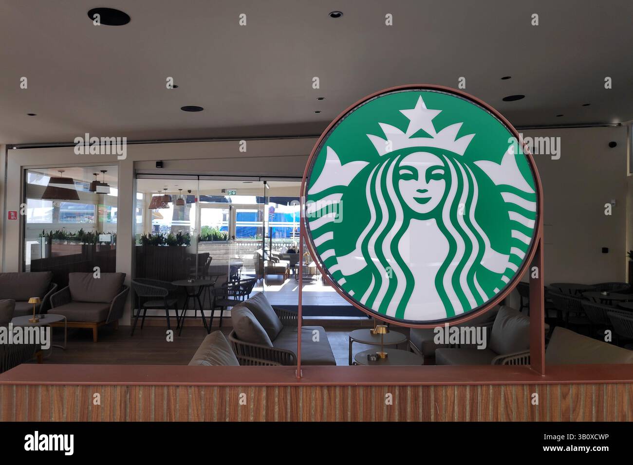 Larnaca, Cipro - 20 aprile 2025: Segno di Starbucks Corporation, una catena multinazionale americana di caffetterie e riserve di torrefazione. Foto Stock
