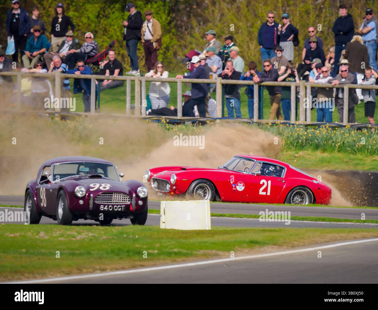 Una Ferrari 250 GT SWB/C82 del 1962 che gira in una trappola di ghiaia, riunione dei membri, Goodwood Motor Circuit, West Sussex Regno Unito Foto Stock Una Ferrari 250 GT SWB/C82 del 1962 che gira in una trappola di ghiaia, riunione dei membri, Goodwood Motor Circuit, West Sussex Regno Unito Foto Stock