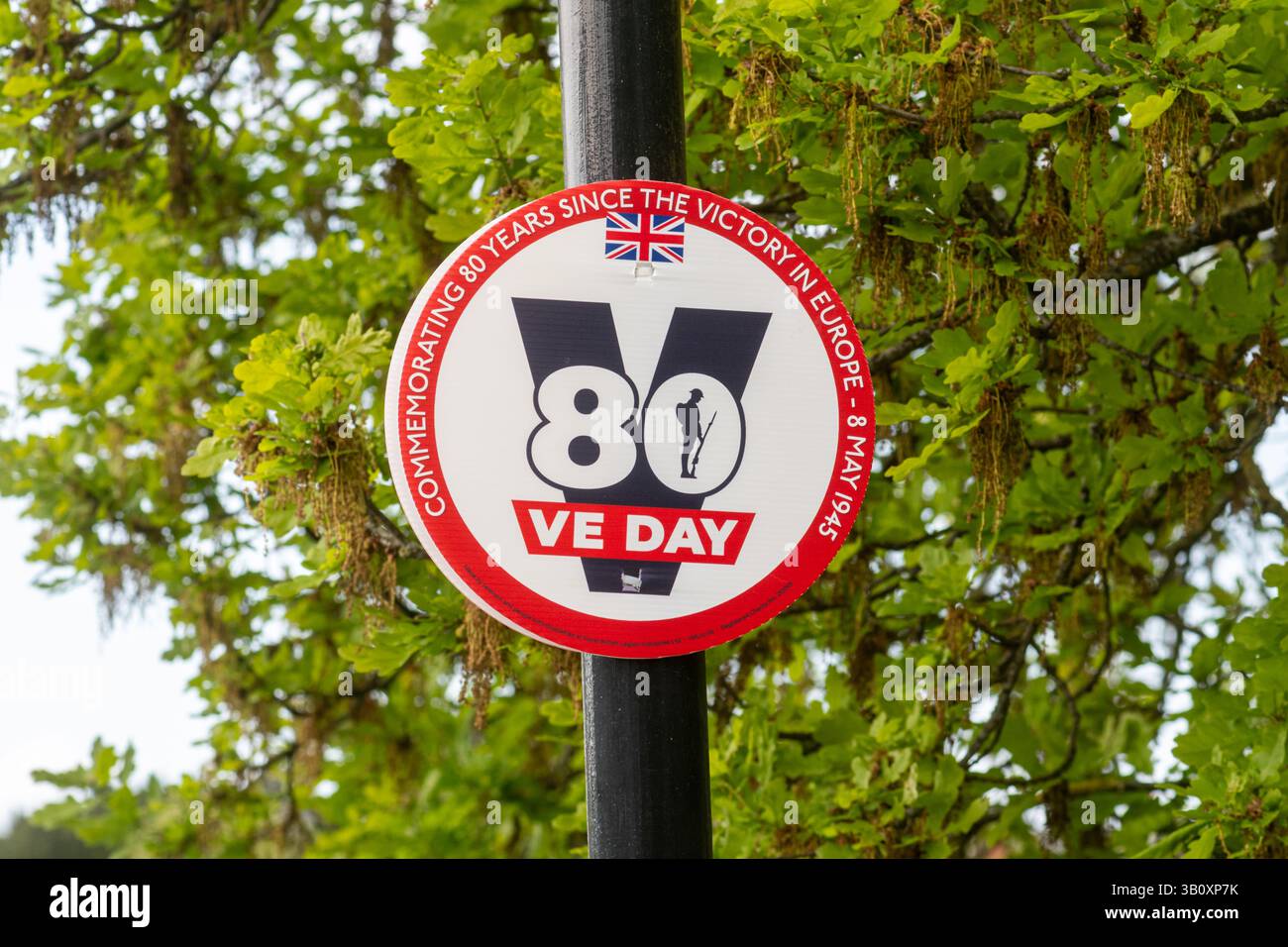 Aprile 2025. Per commemorare i 80 anni dalla vittoria in Europa, nota come VE Day, sono stati apposti cartelli commemorativi intorno al villaggio di Hartley Wintney nell'Hampshire, Inghilterra, Regno Unito. Il prossimo 80° anniversario del VE Day è l'8 maggio 2025. Foto Stock