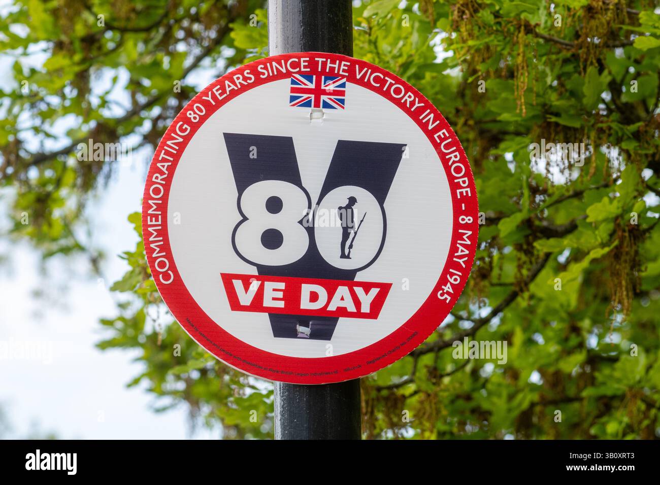 Aprile 2025. Per commemorare i 80 anni dalla vittoria in Europa, nota come VE Day, sono stati apposti cartelli commemorativi intorno al villaggio di Hartley Wintney nell'Hampshire, Inghilterra, Regno Unito. Il prossimo 80° anniversario del VE Day è l'8 maggio 2025. Foto Stock