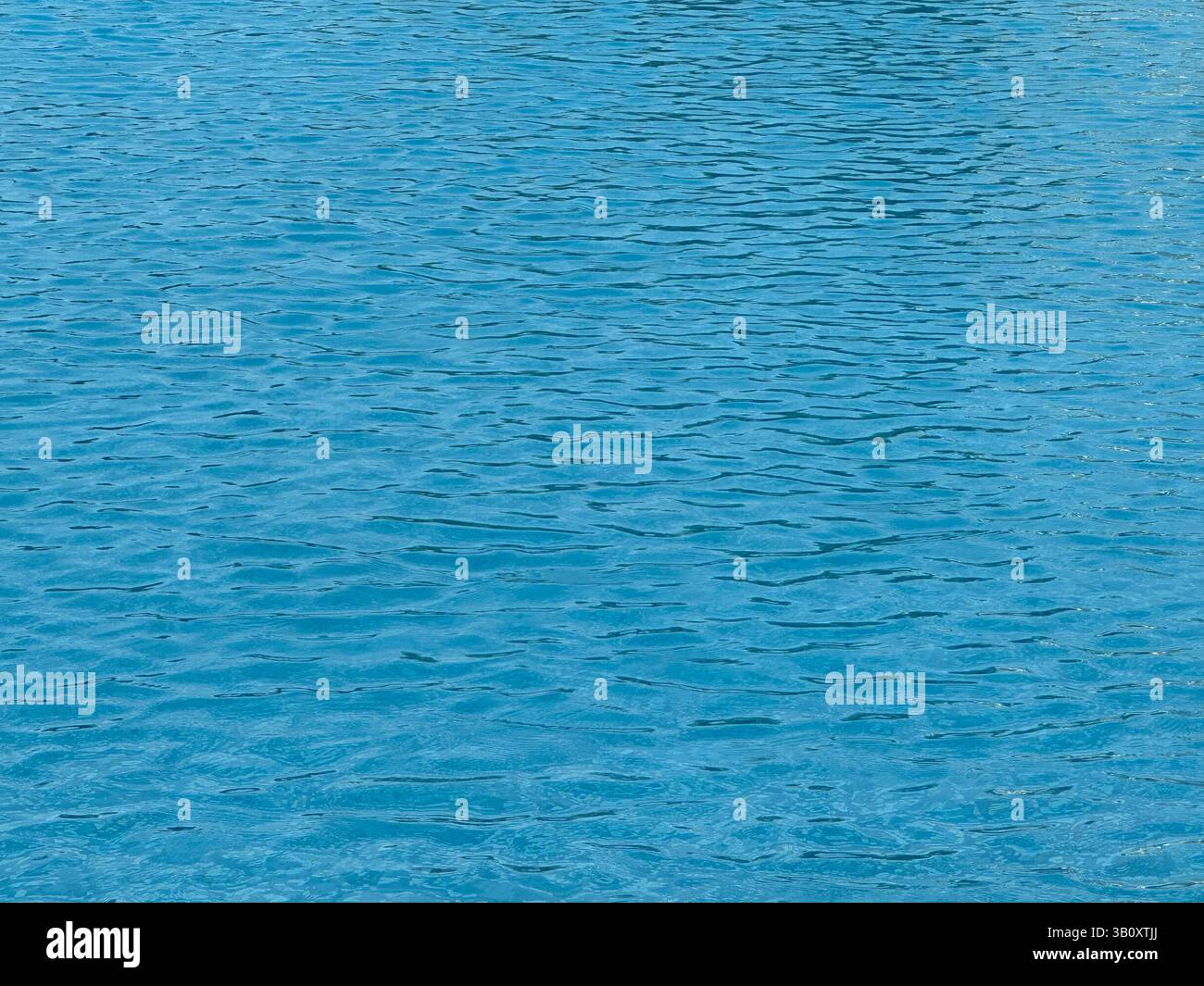 Superficie di acqua blu con ondulazioni delicate Foto Stock