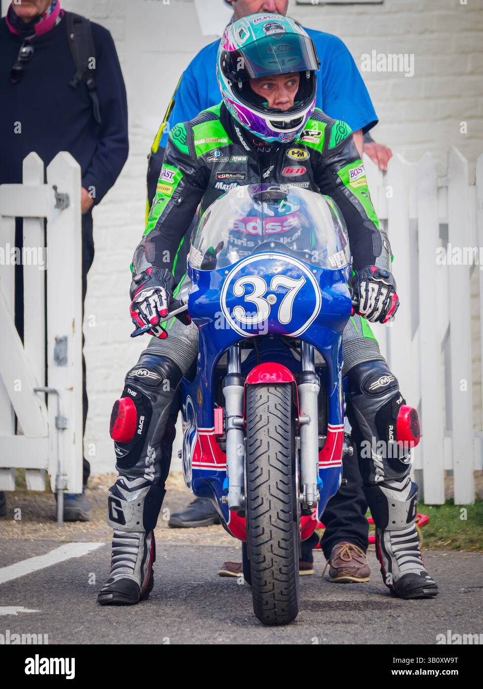 Levi Day seduta su una bicicletta da corsa al 82 Member Meeting, Goodwood Motor Circuit, West Sussex Regno Unito Foto Stock
