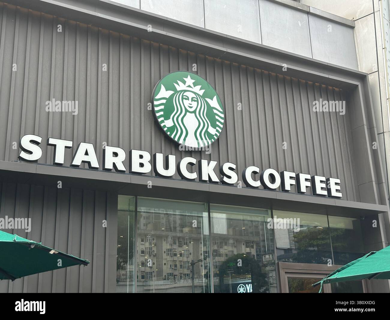 Nanning, Cina - 12 ottobre 2023. Caffetteria Starbucks. Starbucks Coffee è una catena americana di caffetterie, fondata a Seattle. - Immagine stock catturata con smartphone