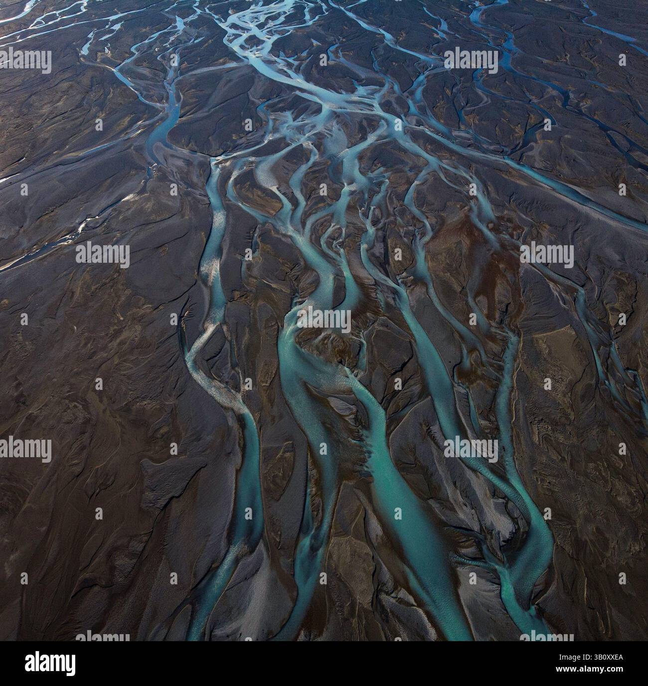 Vista panoramica aerea del delta dei ruscelli d'armi intrecciati, acqua di montagna delle Alpi meridionali cristallina e azzurra, cristallina e cristallina, che entra nel lago Pukak Foto Stock