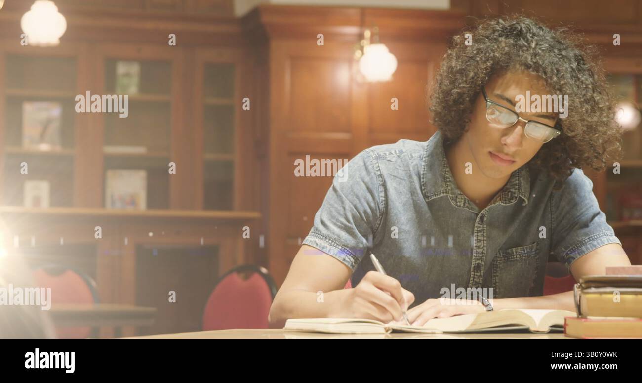 Immagine di luce sull'uomo birazziale che scrive su un notebook Foto Stock