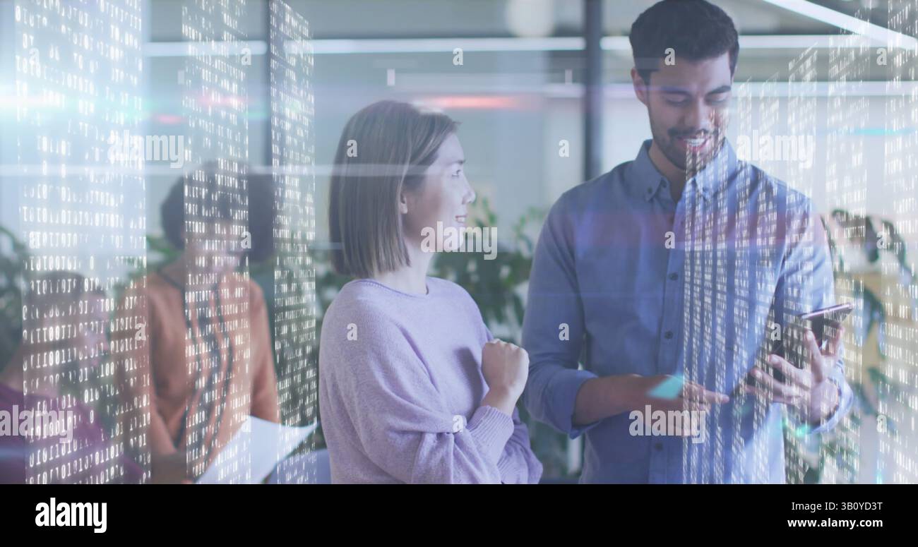 Immagine dell'elaborazione dei dati da parte di diversi dipendenti aziendali in ufficio Foto Stock
