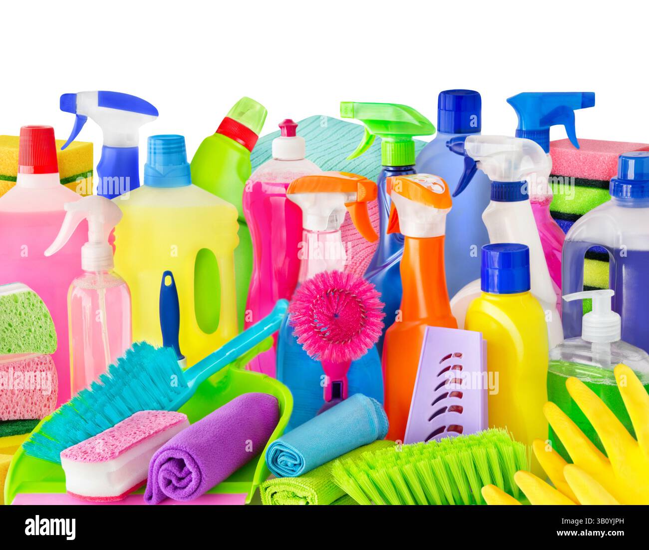 Vari detergenti e utensili isolati su sfondo bianco Foto Stock