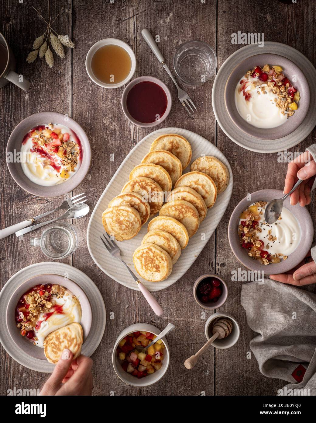 Pancake a immersione con ciotole di yogurt Foto Stock
