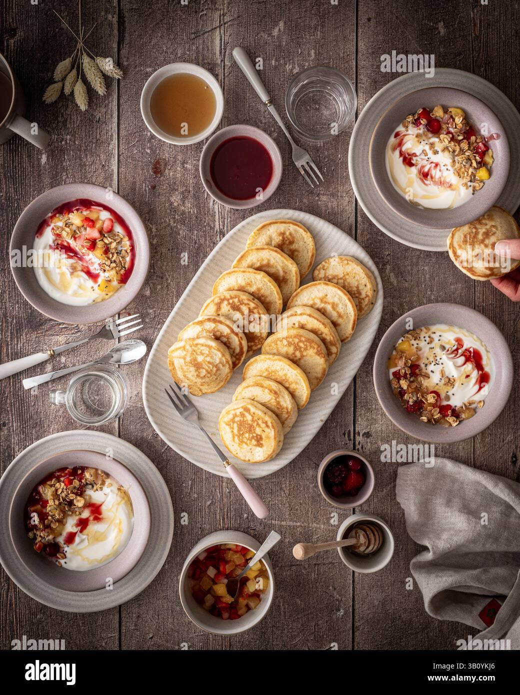 Pancake a immersione con ciotole di yogurt Foto Stock