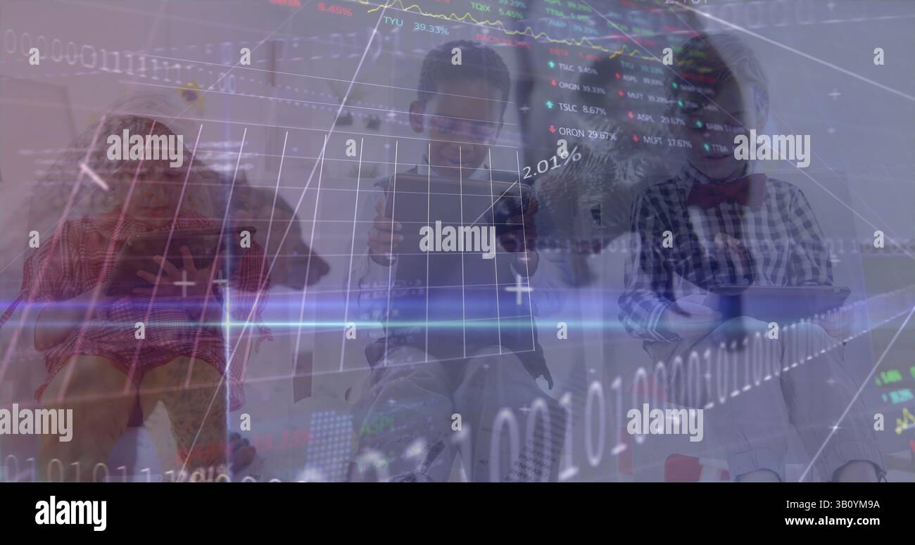 Immagine di elaborazione dati e grafici finanziari su ragazzo afroamericano Foto Stock