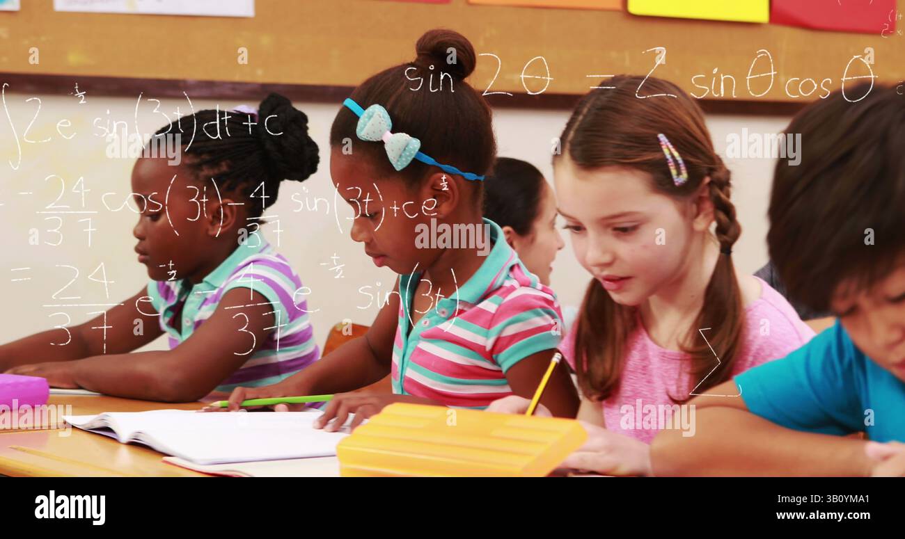 Immagine di formule matematiche su classi di bambini diversi che imparano a scuola Foto Stock
